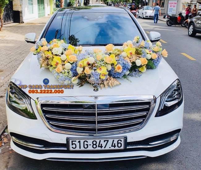 Hoa tươi xe cưới tuyệt đẹp trên xe cưới hạng sang Mercedes