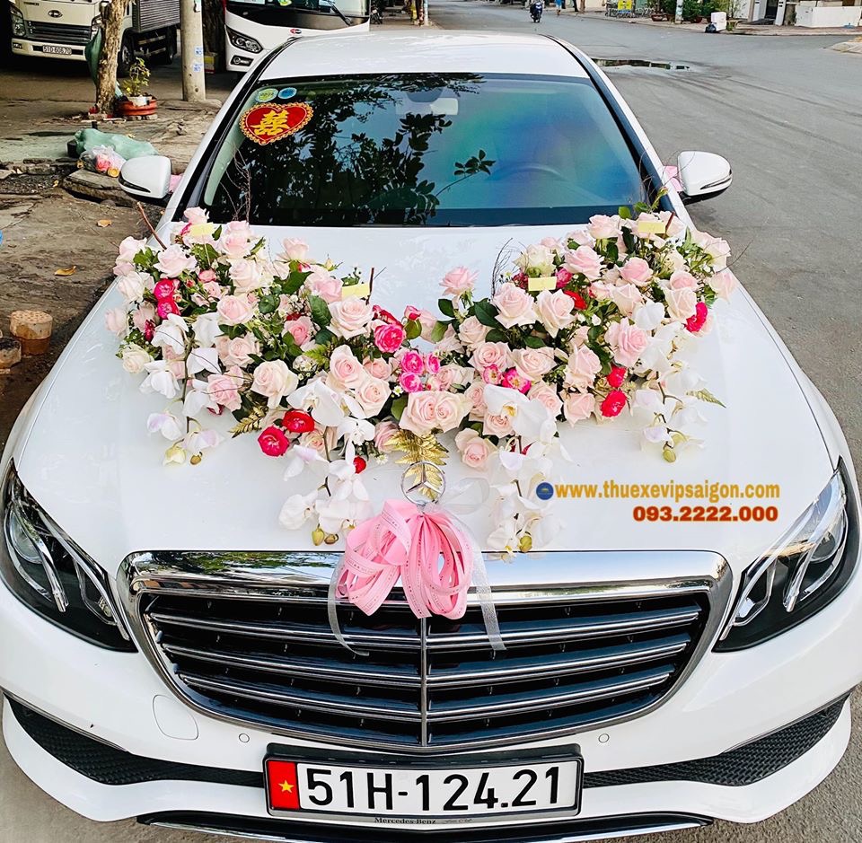 Xe Mercedes được trang trí hoa tươi của Vip Cars Bảo Dương ngày 29/2/2020