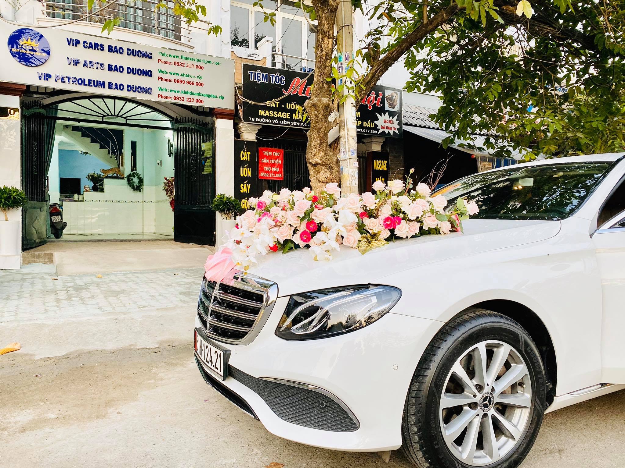 Vip Cars Bảo Dương cho thuê xe cưới Mercedes trang trí hoa tươi ngày 29/2/2020