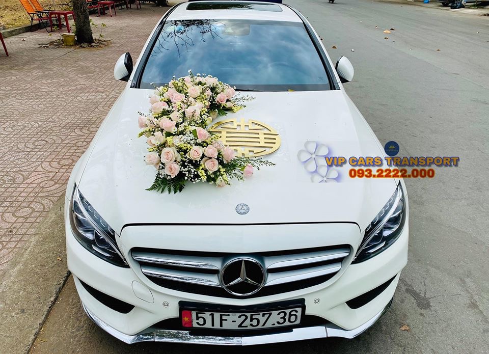 Xe cưới Mercedes C Class 2020 được trang trí hoa tươi bởi nhahoa.vip ngày 9/2/2020