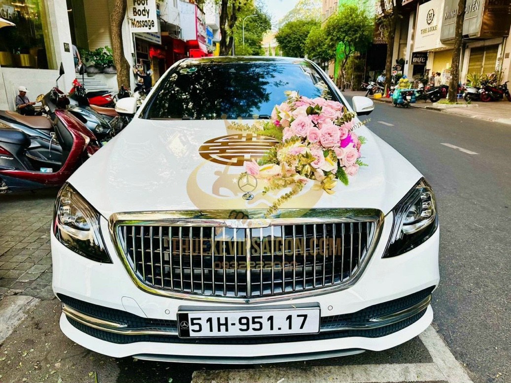 Trang trí xe hoa bằng hoa tươi là hot trend năm 2023
